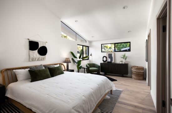 Home Staged by Mid Modern Designs at 16995 Escalon Dr, Encino, CA 91436 (12)