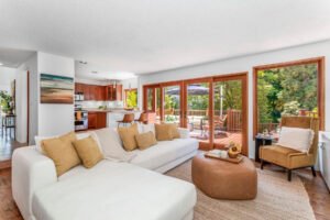 Home staged by Mid Modern Designs at 10200 Autumn Leaf Cir, Los Angeles, CA 90077 (4)
